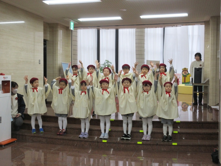 クリスマス礼拝、祝会、キャロリングとみんなでアドヴェントの時を心を合わせて過ごせたことを嬉しく思います。楽しみな気持ちとドキドキする気持ちが入り混じっていた子ども達でしたが、お家のみなさまと一緒に礼拝を捧げたり、ハンドベルや讃美歌を披露したりしたことはずっと心に残ることでしょう。どんな姿も温かく受け止めて見守り、褒めてもらったことが、子ども達の成長の糧となっていることと思います。