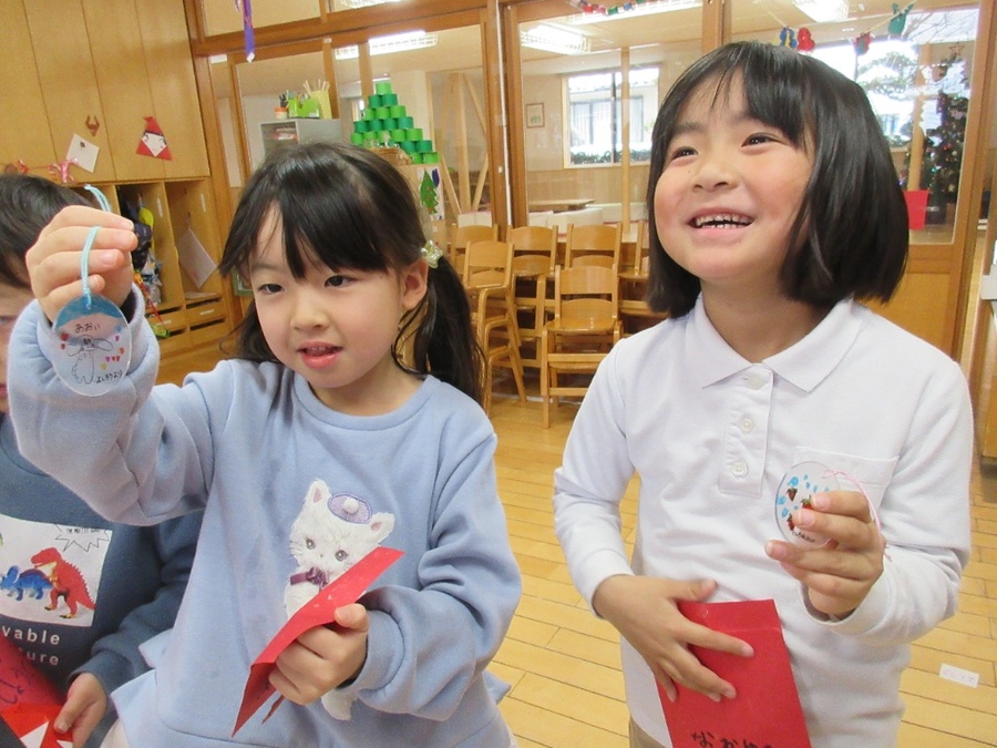 ゆり組さんからクリスマスパーティーのお誘いを受けました。当日は可愛く飾られたお部屋でゲームやおやつ、蜜蝋キャンドル点火など盛りだくさん。ゆり組さんからのクリスマスプレゼントはプラバンのキーホルダー。「そういえば、ゆりさんから好きなものが何か聞かれてたね」しっかりみんなの好きなものが描かれていました。ばら組さんからはお礼に手作りオーナメントをプレゼント。仲良しのお友だちみんなで盛り上がりました。