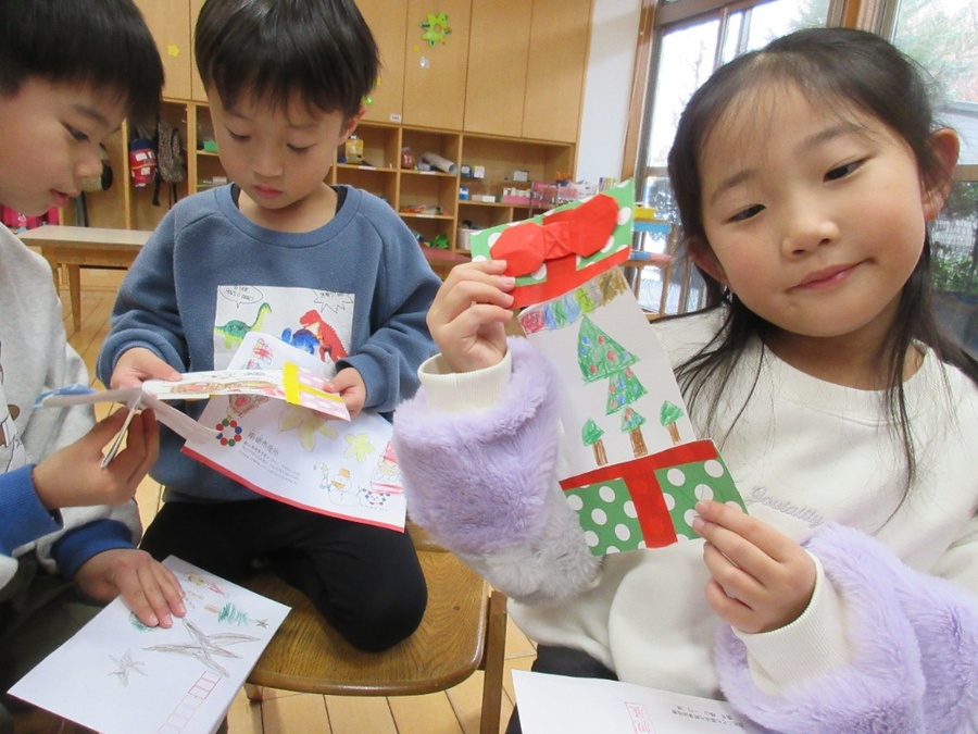 ばら組さんと先生達でクリスマスカードの交換をしました。誰にもらってもらえるかな? 誰のがもらえるかな?楽しみにしながら、カードにクリスマスの絵を描きました。どのカードも可愛らしくて素敵で、みんな欲しいくらいでしたよ。お歌を歌いながら手渡しして 歌が終わったらストップ!封筒を開けると、みんな幸せなお顔になりました♡