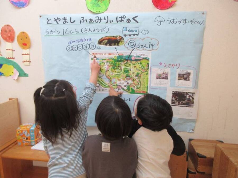 2週間前からファミリーパークのこと、動物の名前や生態について知り、動物図鑑を作って楽しみに待ってきました!最初は興味がもてなかった子も、毎日2種類ずつ話をしていると「明日はフラミンゴがいい!」などリクエストするほど興味津々な様子に変わっていきましたよ。前日にはてるてる坊主、MY地図を作り準備万端!!当日は動物たちを目の前にして、キラキラした表情や何かに気付いた表情などいろんな表情を見ることができましたね★お忙しい中、ご参加ありがとうございました!