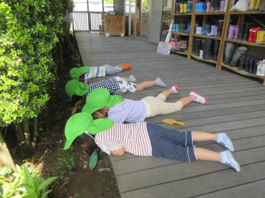 「おった!おった!」園庭に出ると、板やプランターをめくったり、キョロキョロしたり、ベランダに寝そべったりして毎日何かを探しています。探しているのは…だんごむし♡絵本や図鑑から知った脱皮の仕方やオス・メスの見分け方などを見つけただんごむしを通して友達と共有する姿も見られます。お部屋でもお世話をしながらストローで迷路を作ってどんな動きをするか観察したり、本に載っていた釣りを楽しんだりしていますよ。小さなだんごむしにも命があること、どんな風に触れ合ったらいいか考える機会にもつながっています。