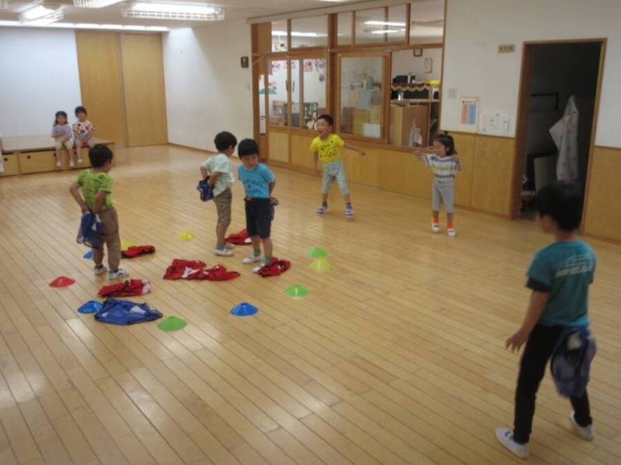 体操教室で教えてもらった、しっぽを取られても何度でも復活できるしっぽとり!準備体操として片手バランスやV字バランスなどをして体をぽかぽかにしてからスタート!バスケのディフェンスみたいに体を使うことがたくさんしっぽを取れるコツなのですが、どうしても目の前の友達を追いかけちゃって気付けばみんなで時計回りにぐるぐる・・・(笑)何回かするうちに、どうしたら取れるか考えて動く子も少しずつ増えてきました。これから回数を重ねるうちにどれだけコツをつかんでいくか楽しみです♪