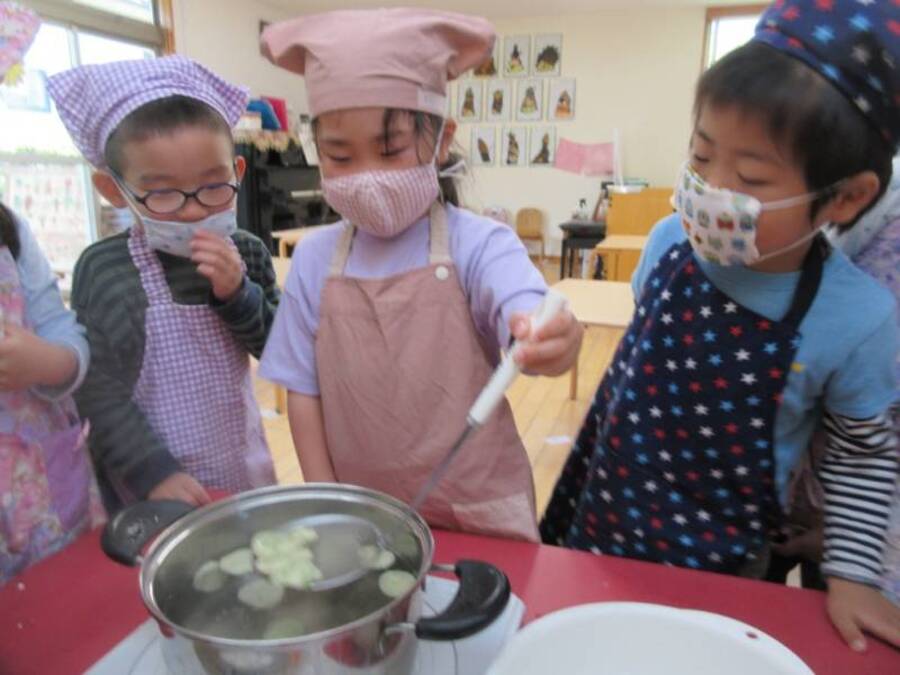 幼稚園の園庭、畑で摘んだよもぎを使ってよもぎ団子作り。日本のハーブと言われるよもぎはとってもいい香り♪香りを感じながら茹でたり、すりつぶしたり…作っている間も笑顔いっぱいでしたが、やっぱり食べるのが1番の子どもたちでした。