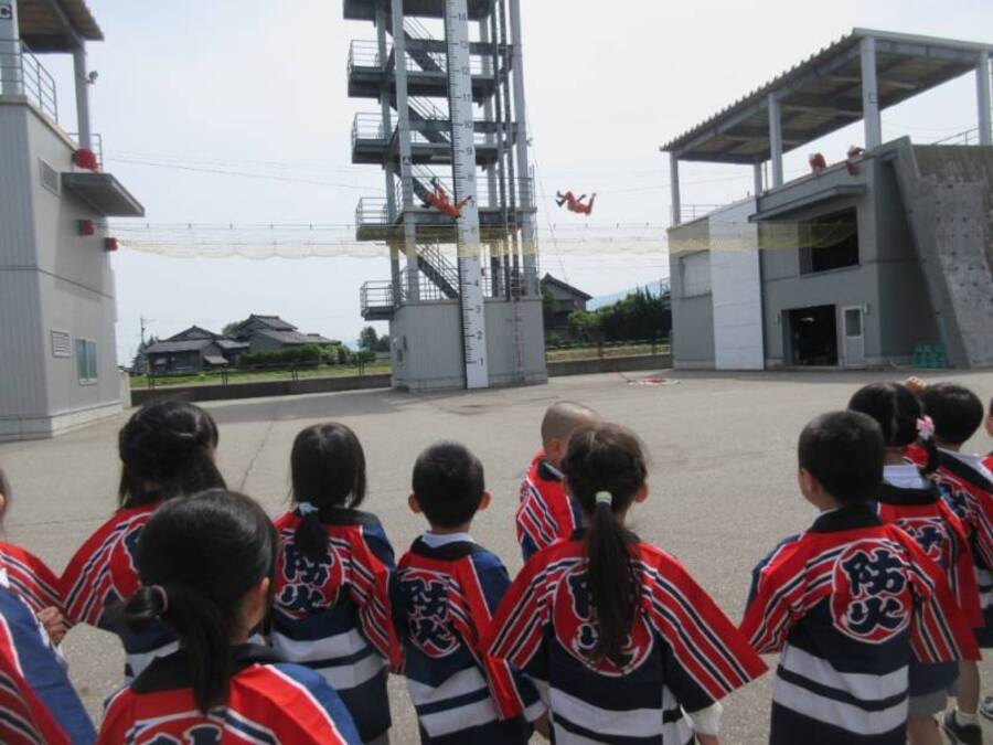 幼年消防クラブの入隊式に参加してきました。「ぼくたち、わたしたち、ひあそびしません」と福光地域の年長さんみんなで誓った後、消防署を見学させていただきました。初めて入る消防署、初めて会う消防士さんに興味津々!特に訓練をしておられた消防士さんの動きの速さに驚いた子どもたち。「おおきくなったらしょうぼうしさんになろうかな~」と話している可愛い姿もありました。